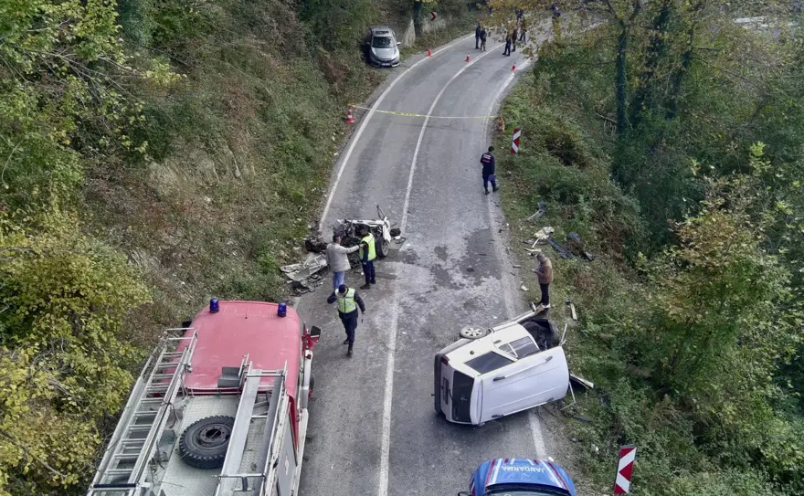 Sinop'ta feci kaza: Otomobil ikiye bölündü 2