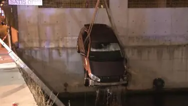 Zeytinburnu'nda 2 otomobil dereye uçtu