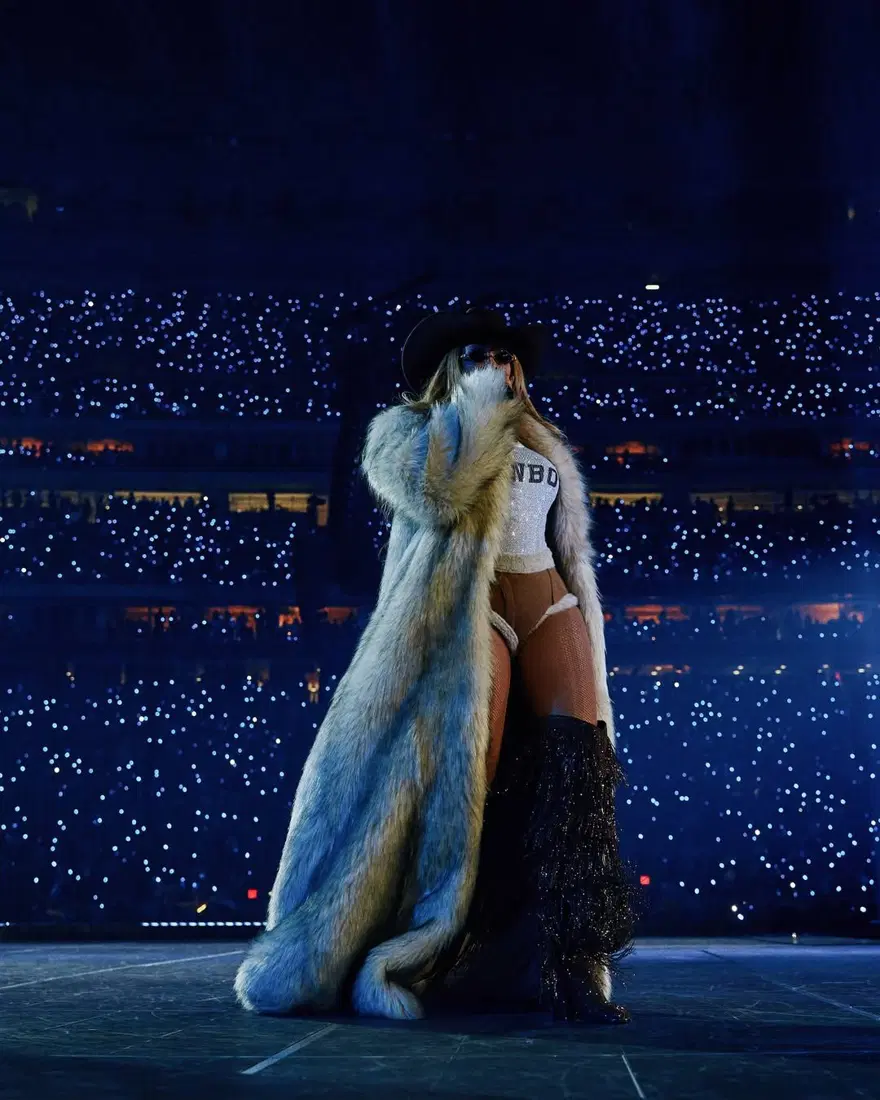 Beyonce konserinde korkutan anlar: Düşmekten kıl payı kurtuldu 7