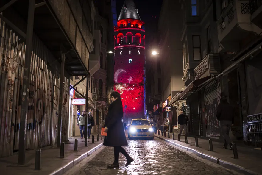 Galata Kulesi kırmızı beyaza büründü 4
