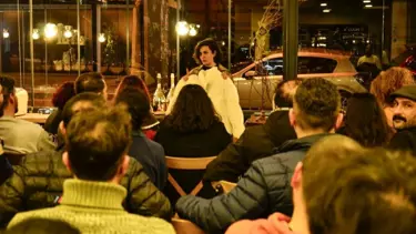 Eski sevgililerden kalan hediyeler açık artırmada: "Atsan atılmaz, satsan satılır dedik"