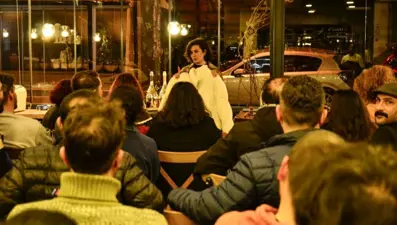 Eski sevgililerden kalan hediyeler açık artırmada: "Atsan atılmaz, satsan satılır dedik"