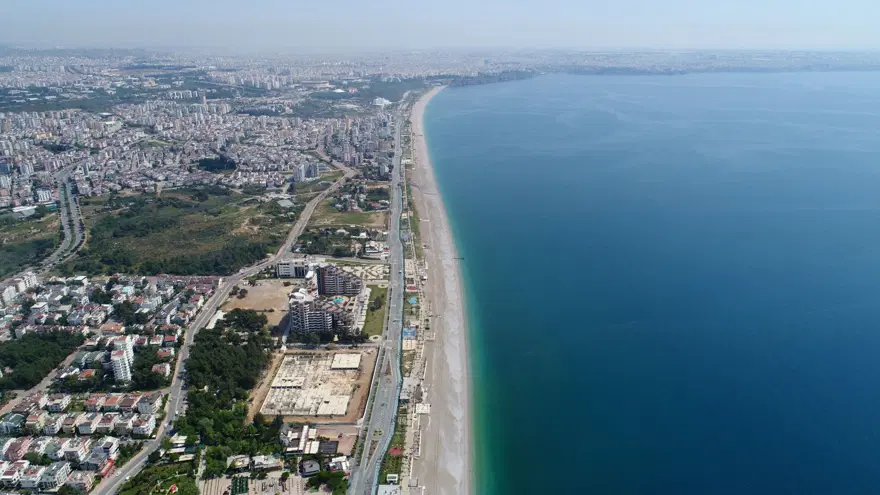 Konyaaltı Sahili 60 yılda 35 metre eridi, bir havluluk yer kaldı 7 Konyaaltı Sahili 60 yılda 35 metre eridi, bir havluluk yer kaldı 7