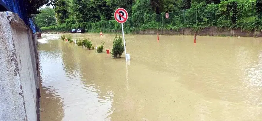 Karadeniz'i sel vurdu: Dereler taştı, yollar göle döndü, evleri su bastı 32 Karadeniz'i sel vurdu: Dereler taştı, yollar göle döndü, evleri su bastı 32