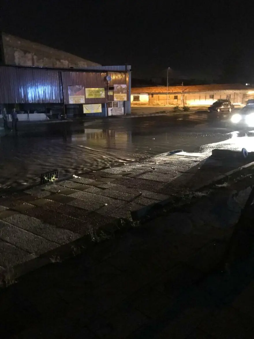 Uşak'ta sağanak: Yollar göle döndü, evleri su bastı 4