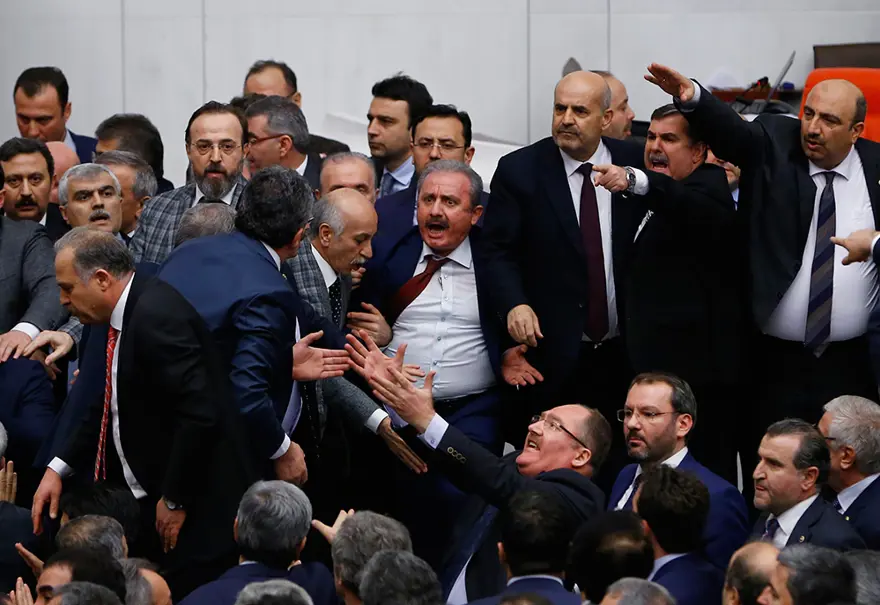 Meclis'te yumruklu kavga 6