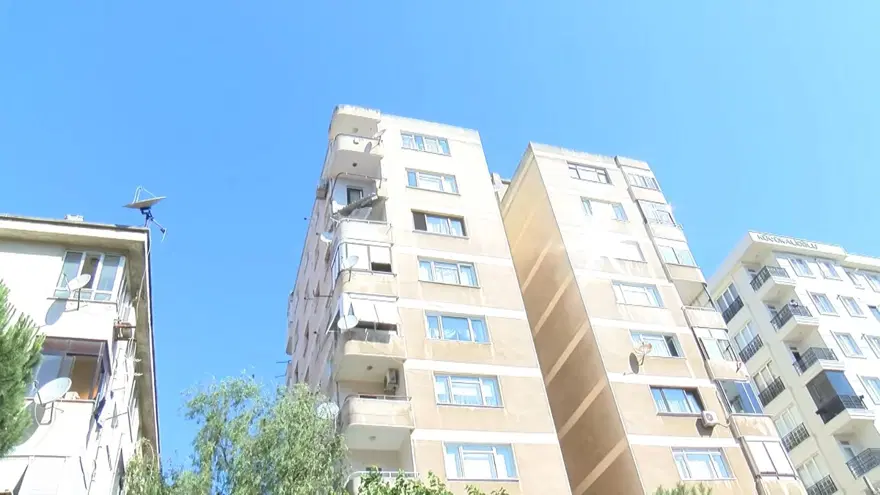 İstanbul'da dokuz katlı binada panik: Balkon kendi kendine çöktü! 2