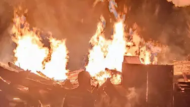 2 katlı ahşap ev yandı