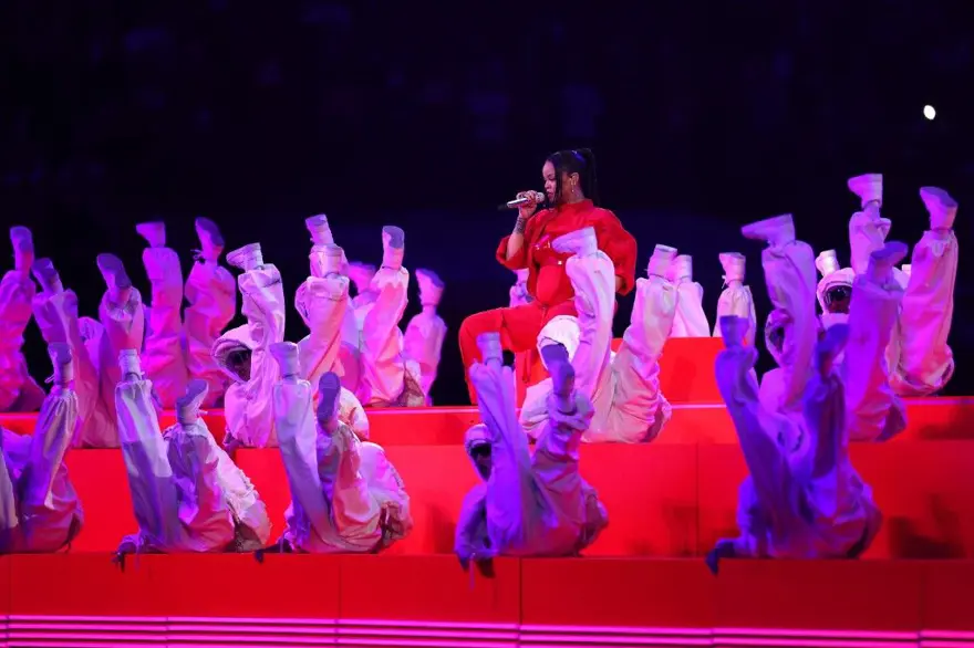 Rihanna ikinci çocuğuna hamile! Superbowl devre arası şovunda açıkladı 3