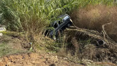 Kavşakta trafik kazası: Otomobil uçtu