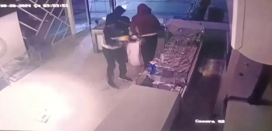 İstanbul’da çiftesoygun: Altınları çuvala doldurupkaçtılar İstanbul’da çiftesoygun: Altınları çuvala doldurupkaçtılar