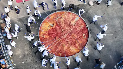 Dev tavada 30 şef pişirdi: Afyon'da yapılan sucuklu yumurta Guinness'e girdi