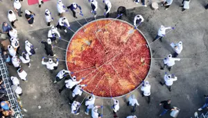 Dev tavada 30 şef pişirdi: Afyon'da yapılan sucuklu yumurta Guinness'e girdi