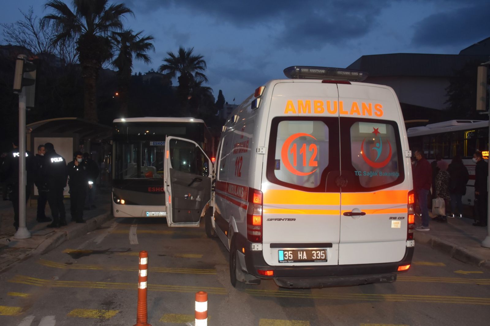 HES kodu göstermeyen yolcuya müdahale etti, bıçakla yaralandı