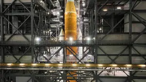 NASA Ay görevi için inşa edilen dev roketi, ilk kez fırlatma rampasına taşıyacak