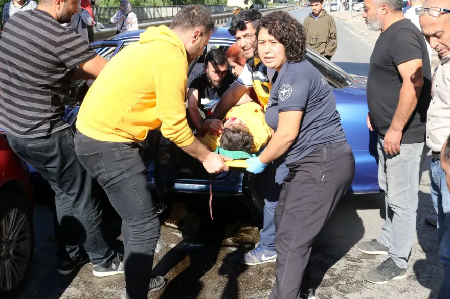 Sınav dönüşü feci kaza: Sürücü sıkıştı, 1’i bebek 5 çocukyaralandı 6