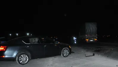 TIR ile otomobil çarpıştı: 2 yaralı