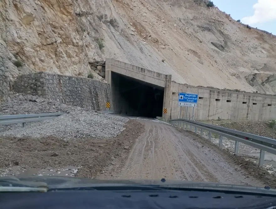 Pervari-Hizan kara yolunda heyelan: Yol ulaşıma kapandı 2