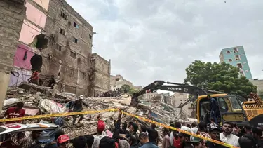 Pakistan’da 5 katlı bina çöktü: Beş kişi hayatını kaybetti