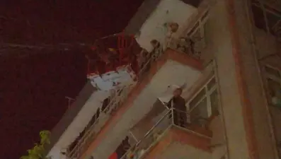 Apartmanda çıkan yangında mahsur kaldılar