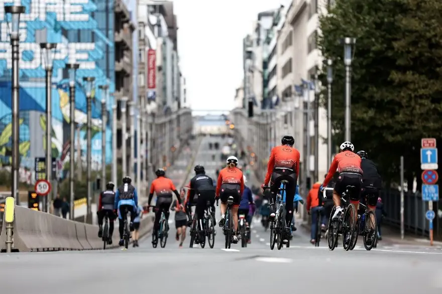 Brüksel sakinleri "arabasız" yolların keyfini yaşadı 1