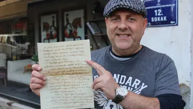 Antika pazarında bulduğu 60 yıllık mektupların sahibini arıyor