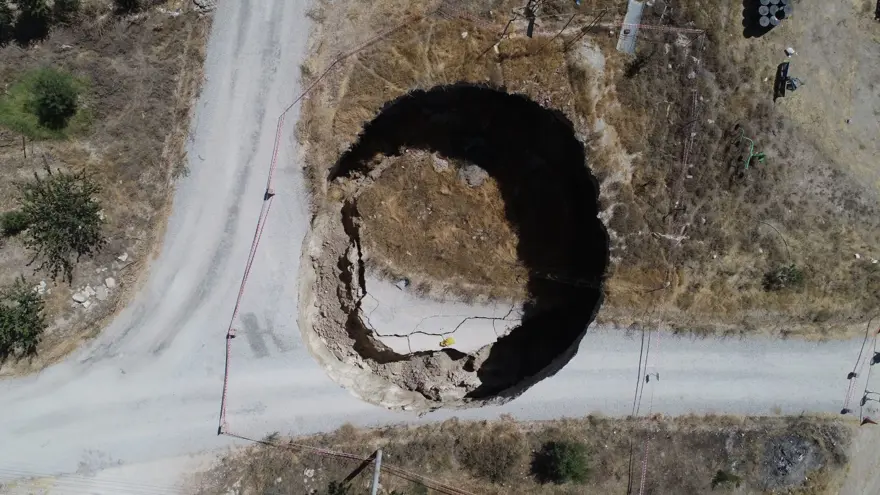 Obruk sayısı hızla artıyor! Volkanik gaz çıkışı da görülmeye başlandı Obruk sayısı hızla artıyor! Volkanik gaz çıkışı da görülmeye başlandı