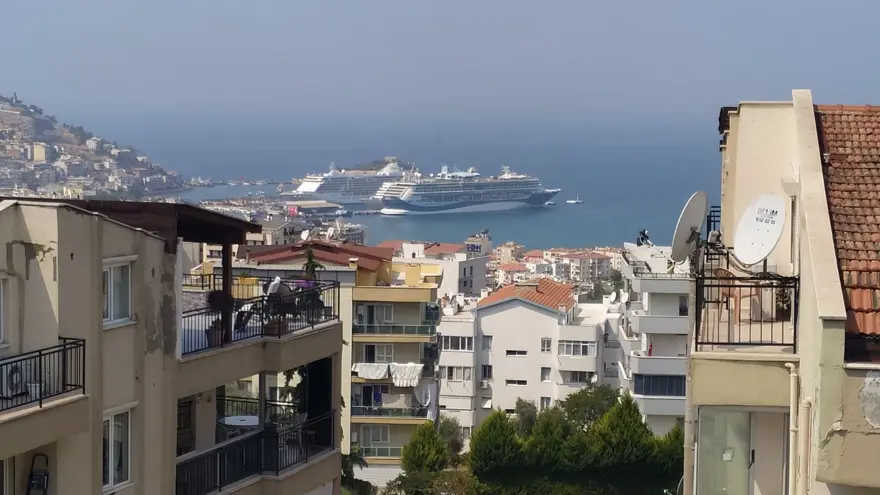 Kuşadası'na 3 gemiyle 4 bin 230 turist geldi 5