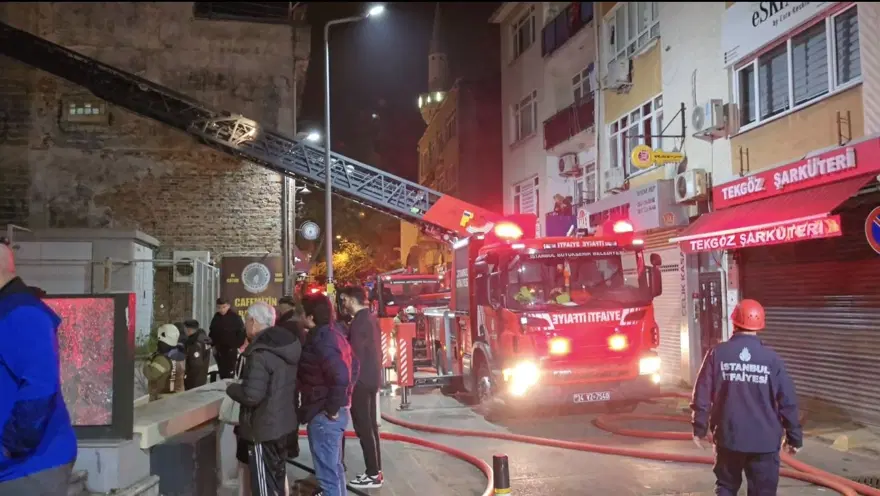 Üsküdar'da yangın: Kafe alev alev yandı 2
