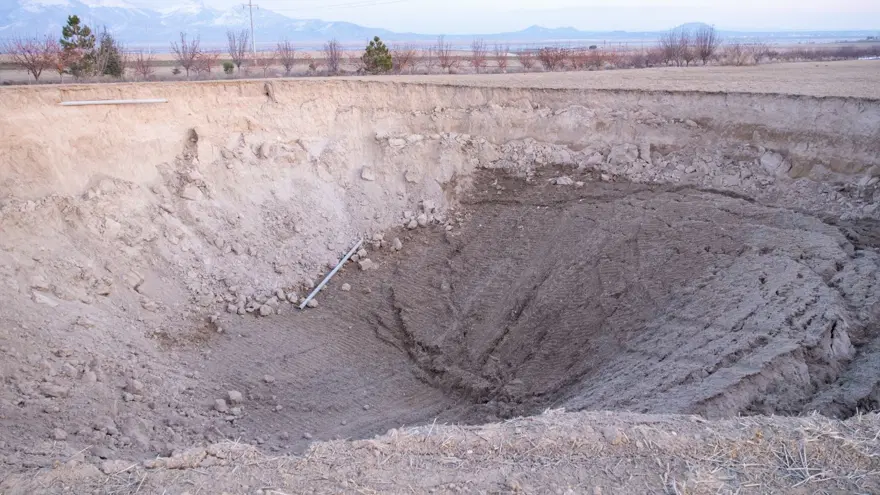 Konya'da 12 metre derinliğinde obruk oluştu | Depremle bağlantısı var mı? 7