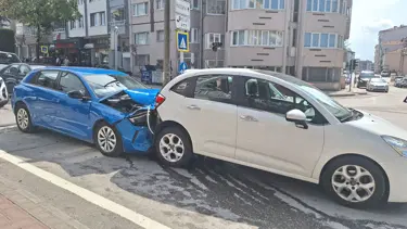 Boşanmak isteyen eşini aracına çarparak yaraladı