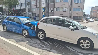 Boşanmak isteyen eşini aracına çarparak yaraladı