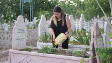 Bir günlükken cami avlusuna bırakıp "öldü" demişler: Ailesini ararken kendi mezarını buldu