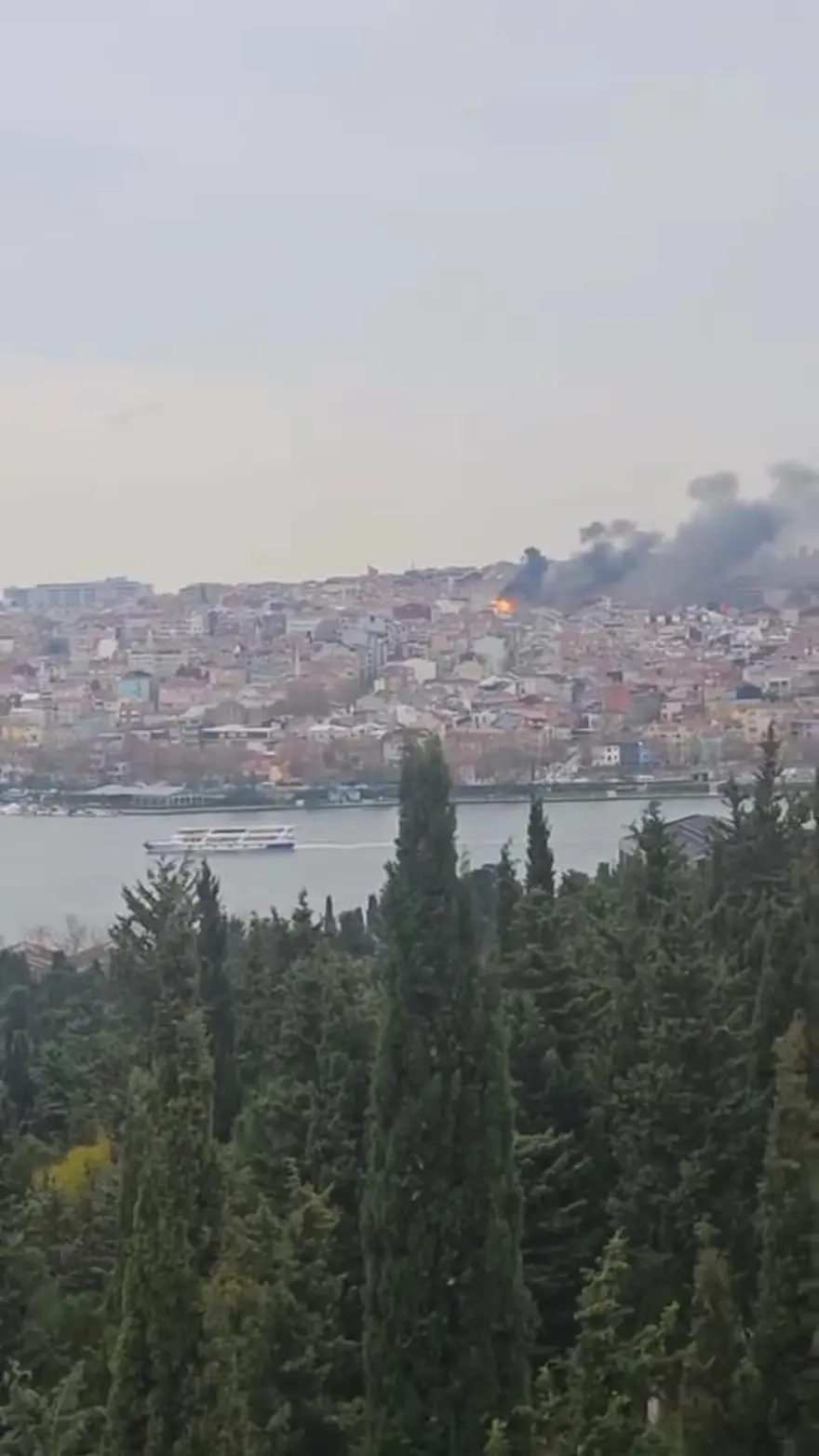 Fatih’teyangın: Binadan yükselen duman birçok noktadan görülebiliyor 2