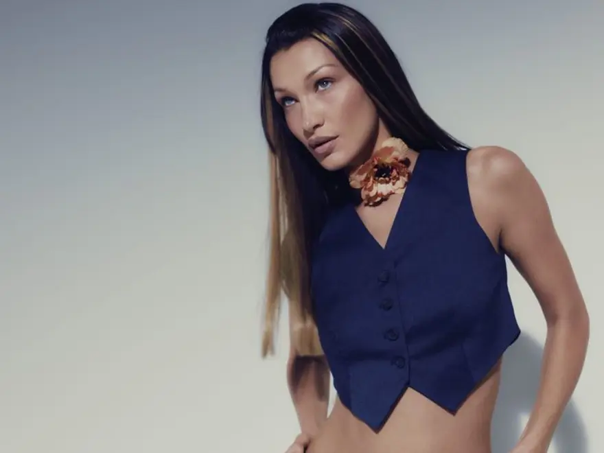 Bella Hadid 2000'ler esintili kampanya ile kamera karşısında 2
