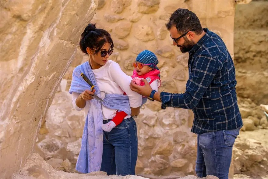 Arkeolog çiftin bebeği Sarya Hasankeyf kazı ekibinin neşe kaynağı oldu 3 Arkeolog çiftin bebeği Sarya Hasankeyf kazı ekibinin neşe kaynağı oldu 3