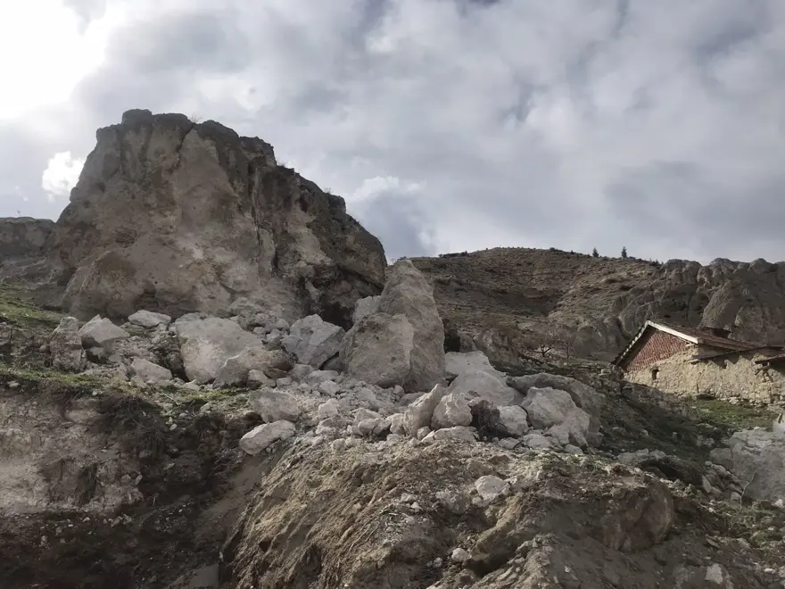 Dağdan kopan dev kayalar yerleşim yerine geldi | Fay hattının başladığı nokta 6