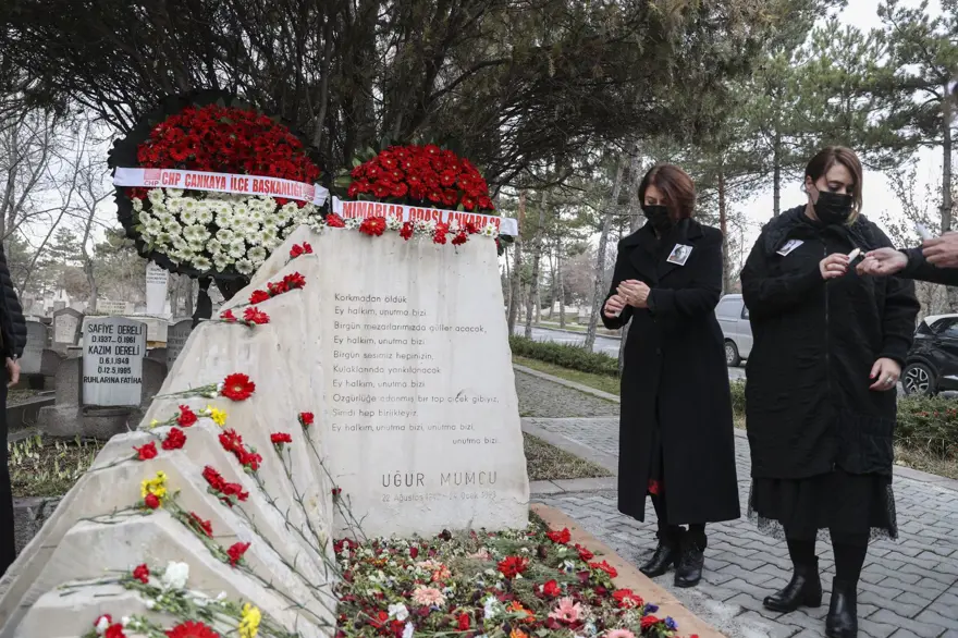 Gazeteci Uğur Mumcu suikastın 28. yılında kabri başında anıldı 