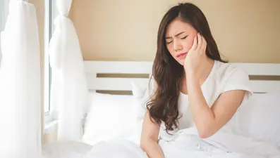 “Diş ağrısına aspirin veya kolonya ile müdahale etmeyin” (Diş ağrısını hafifletmenin 6 yolu)