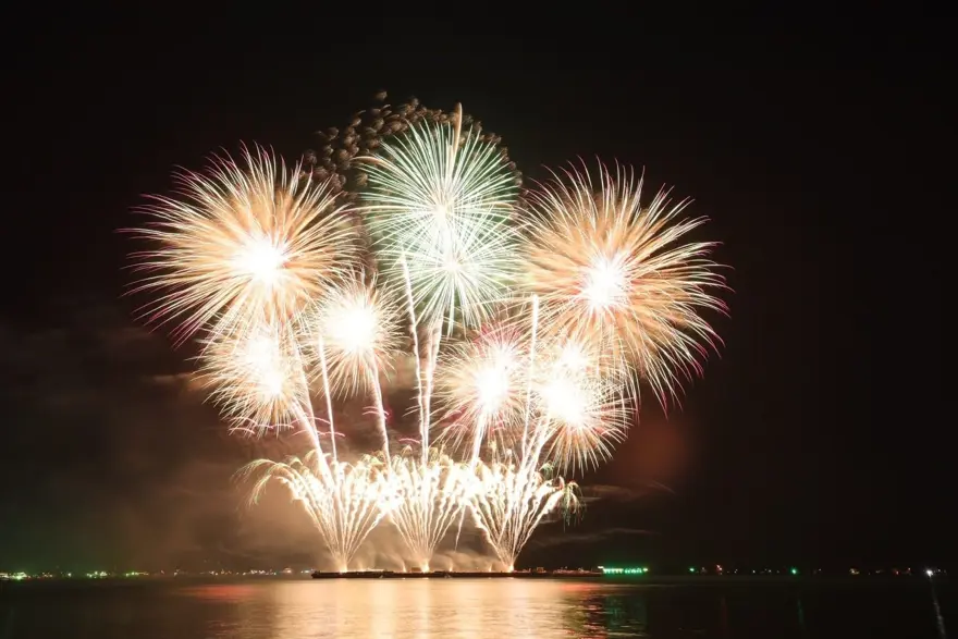 Tayland'da havai fişek festivali renkli görüntüler oluşturdu 3