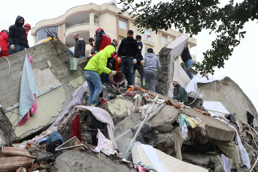 Türkiye yasta | Depremin vurduğu 10 ilden çarpıcı fotoğraflar... 46