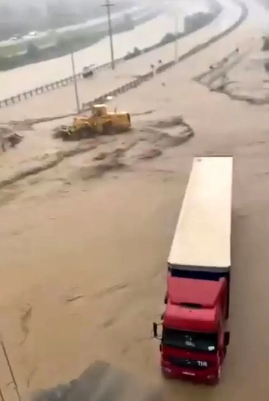 Trabzon’un 3 ilçesi şiddetli yağışa teslim oldu 2