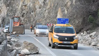 Heyelan nedeniyle kapanan Artvin-Hopa kara yolunda çalışmalar sürüyor