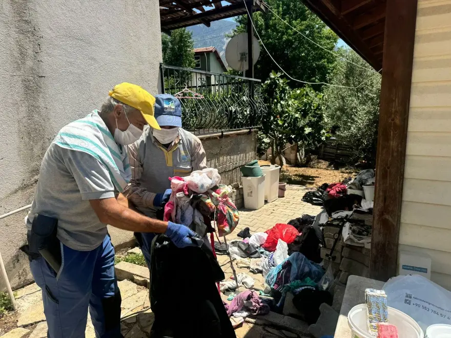 Muğla'da çevreye yayılan kötü koku ekipleri harekete geçirdi! Çöp evin içinden çıkanları gören şaşırdı 