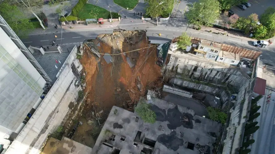 Sarıyer'de çöken yolda onarım çalışmaları sürüyor 6