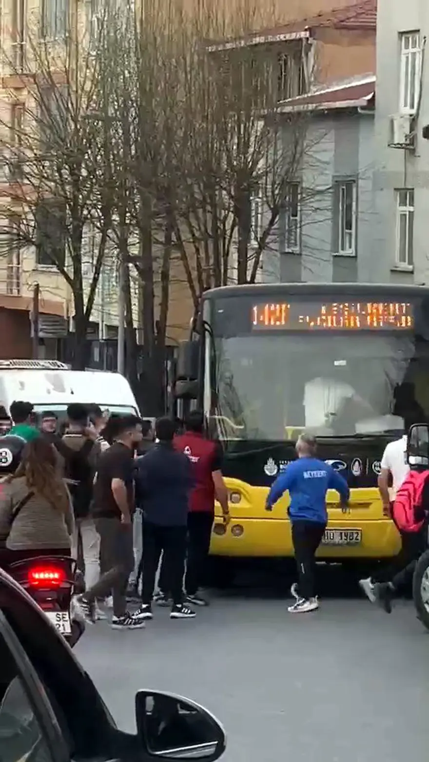 Avcılar'da yol tartışması: İETT şoförüne yumruklu saldırı 2 Avcılar'da yol tartışması: İETT şoförüne yumruklu saldırı 2