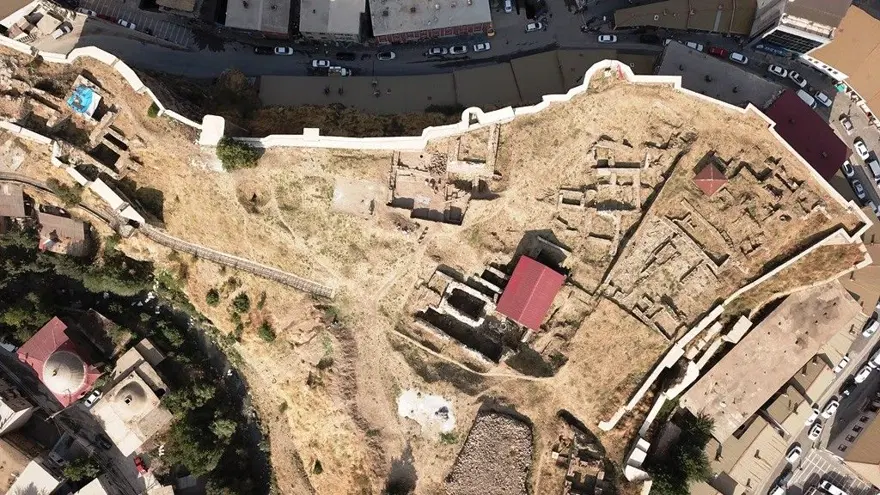 Bitlis Kalesi’nde Bizans ve Osmanlı dönemine ait bulgular bulundu 5 Bitlis Kalesi’nde Bizans ve Osmanlı dönemine ait bulgular bulundu 5