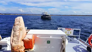 Çanakkale Boğazı'nda sürüklenen tekne kurtarıldı
