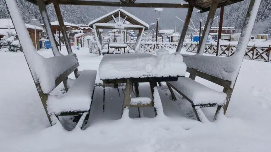 Uzungöl beyaza büründü, seyrine doyumsuz manzaralar oluştu 12