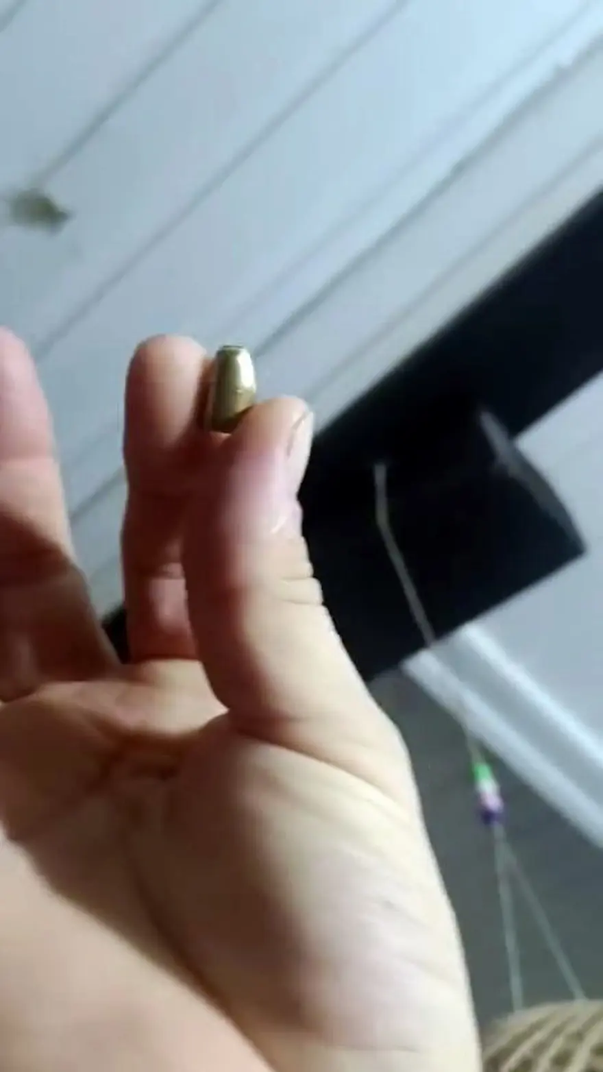 Çatıyı delen yorgun mermi evin balkonuna düştü 